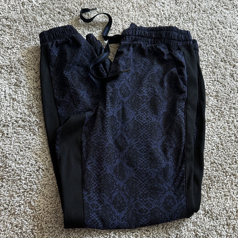 Navy and Black Snakeskin Jogger Pants Athleta Brooklyn Size Small